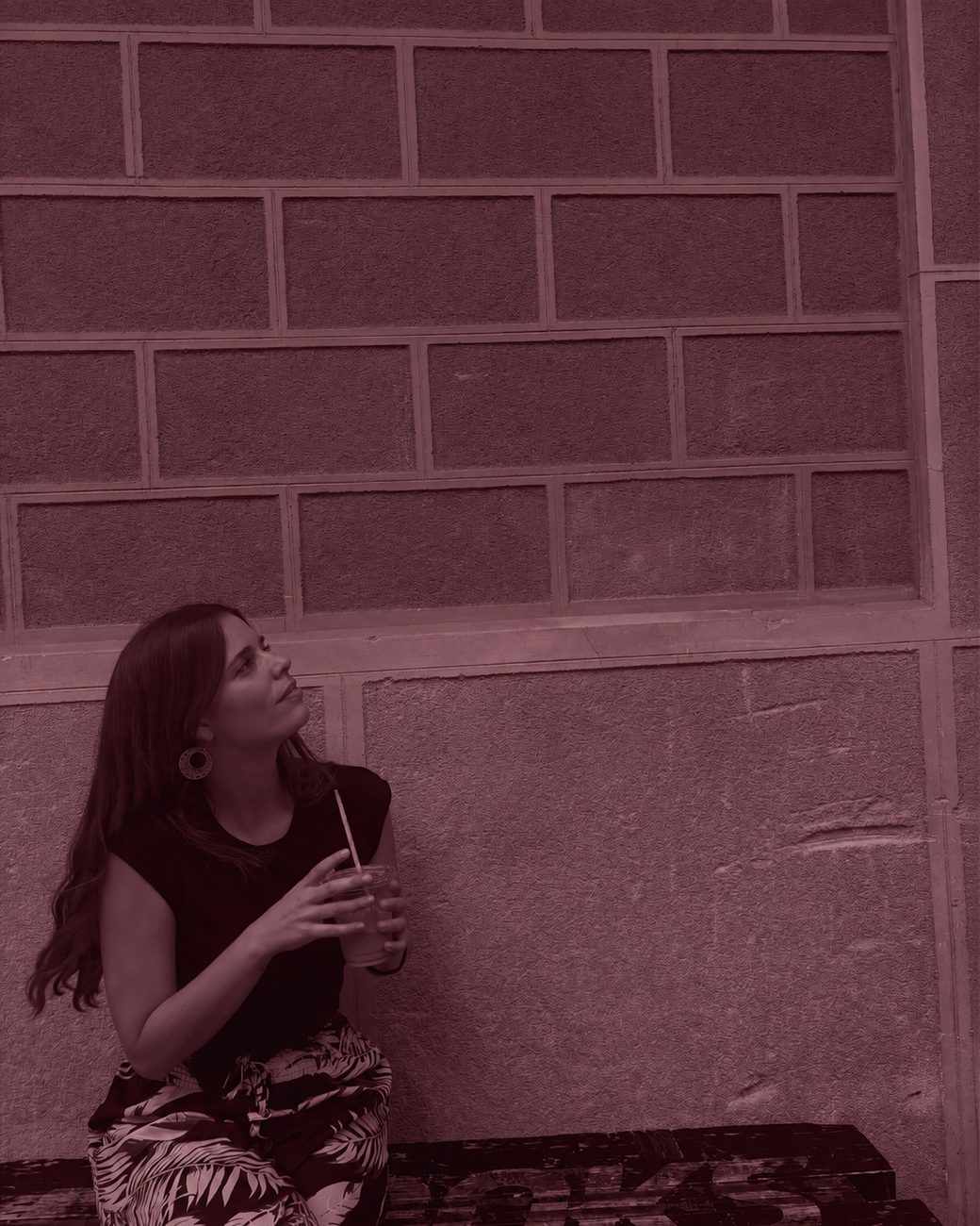 Anna, apoyada en una pared, mirando hacia arriba